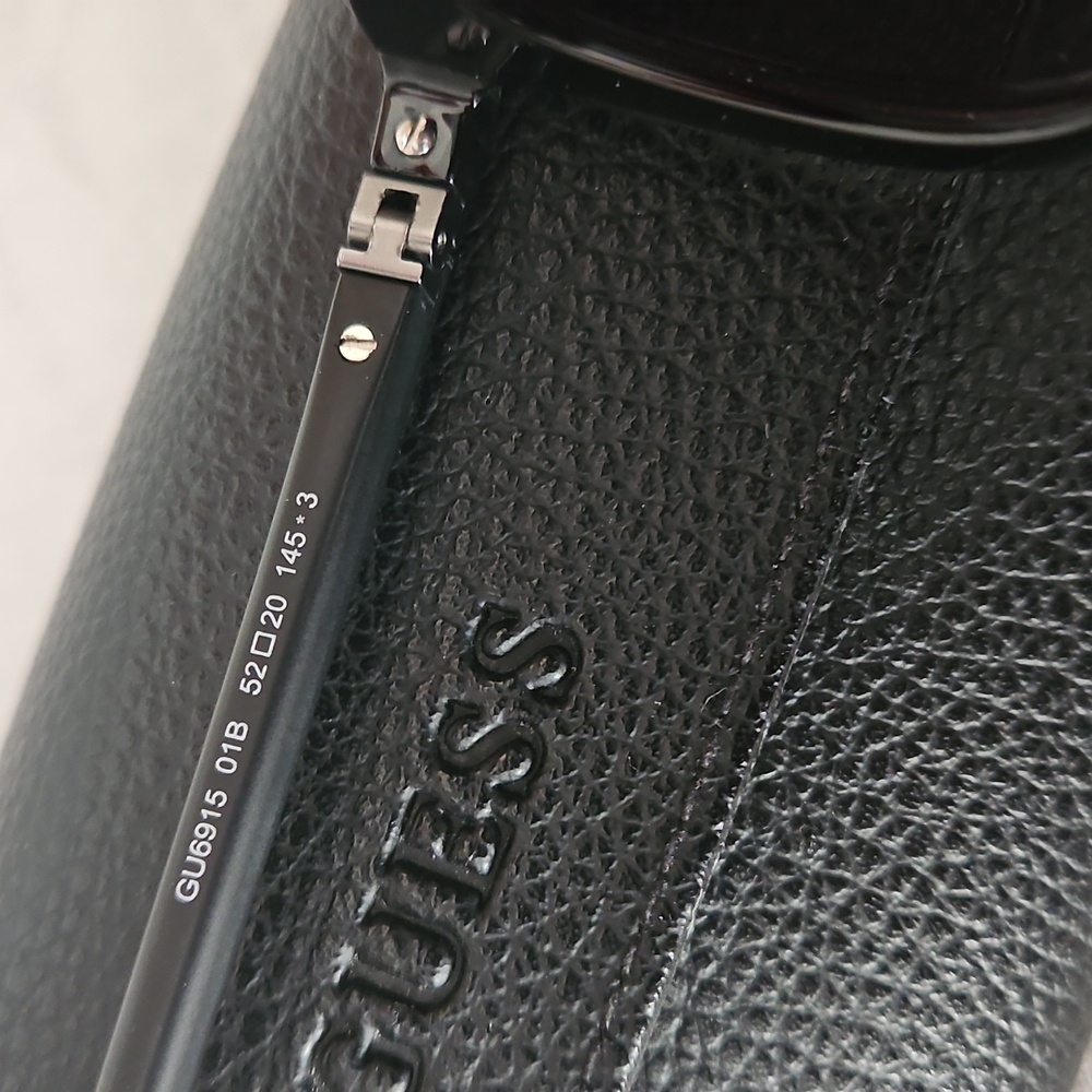 Guess Sunglasses With Case. - Picture 3 of 15